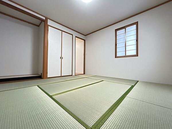 【リフォーム済】1階和室6畳です。畳表替え・襖貼替え等を行いました。和室があると落ち着きますね。