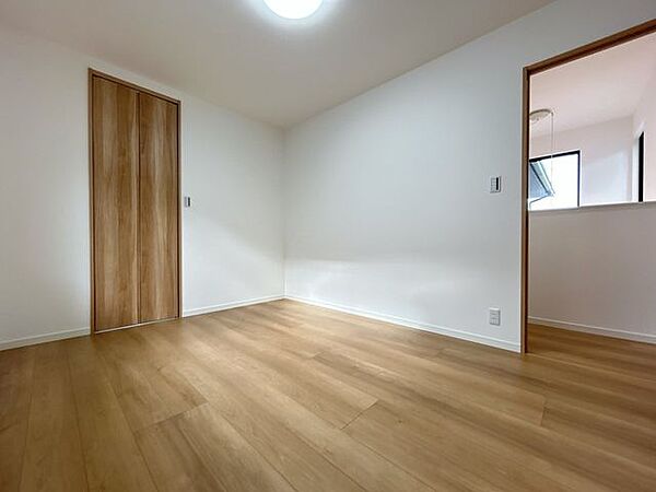 【リフォーム済】2階南西側洋室約6帖です。クロス張替え、フローリング上張りを行いました。