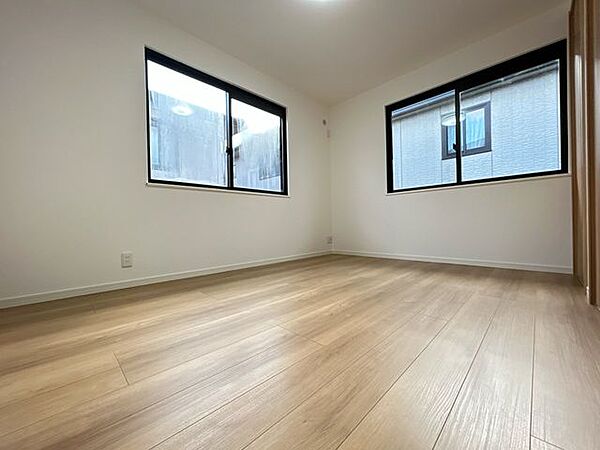 【リフォーム済】2階南東側洋室約6帖です。クロス張替え、フローリング上張り等を行いました。二面採光のため陽当たり良好です。