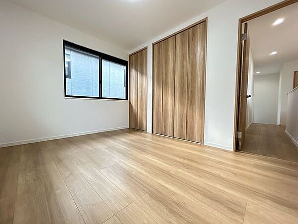 【リフォーム済】2階南東側洋室約6帖です。2つのクローゼット付きで建具交換を行いました。