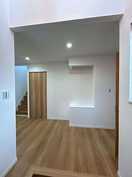 【リフォーム済】玄関内観の別角度です。廊下収納やニッチもあります。広々としていて素敵ですね。
