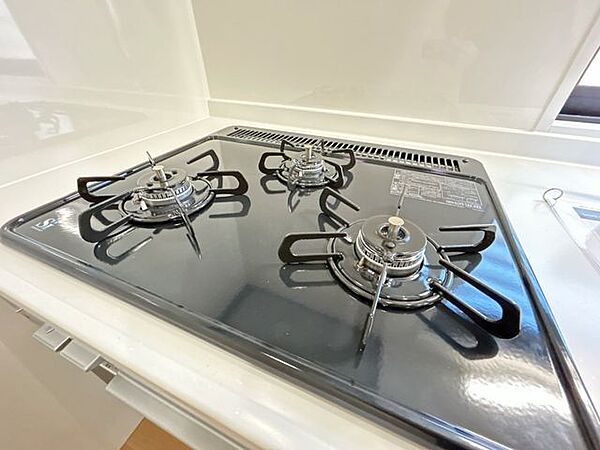 【リフォーム済】3口ガスコンロです。グリル付きなのでお料理の幅も広がりますね。