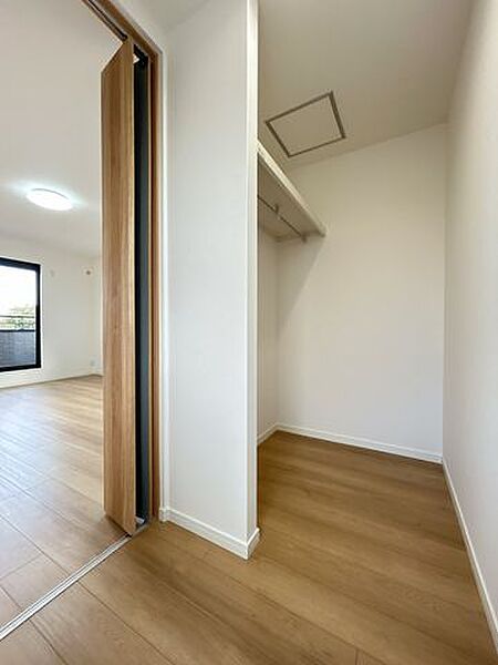 【リフォーム済】2階洋室内のウォークインクローゼットです。洋服が収納できるスペースが広いと嬉しいですね。