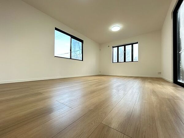 【リフォーム済】約15帖のLDKの別角度です。クロス張替え、フローリング上張り等を行いました。三面採光です。