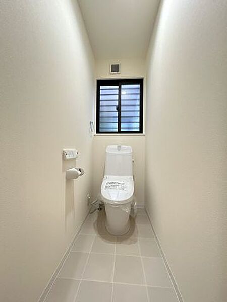 【リフォーム済】1階トイレです。LIXIL製新品交換しました。窓があるので換気もできますね。