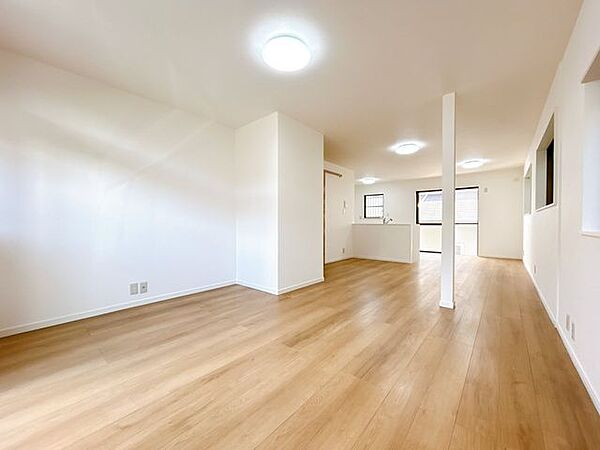 【リフォーム済】LDK役20帖です。クロス張替え、フローリング上張り、網戸貼替え、建具交換を行いました。4人掛けのソファーも置けますね。