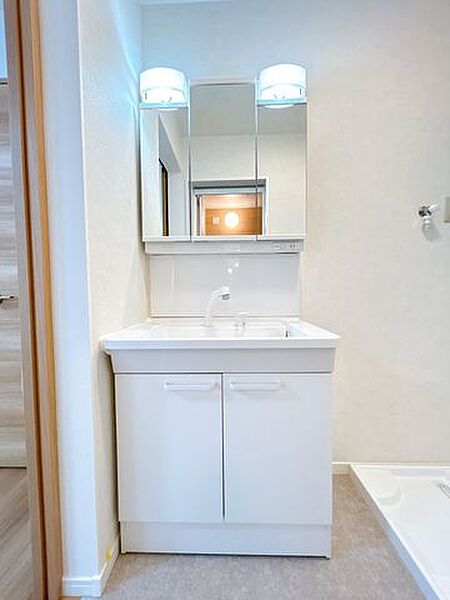 【リフォーム済】洗面化粧台です。TOTO製の三面鏡付きに新品交換しました。鏡を開けると収納があるのは嬉しいですね。