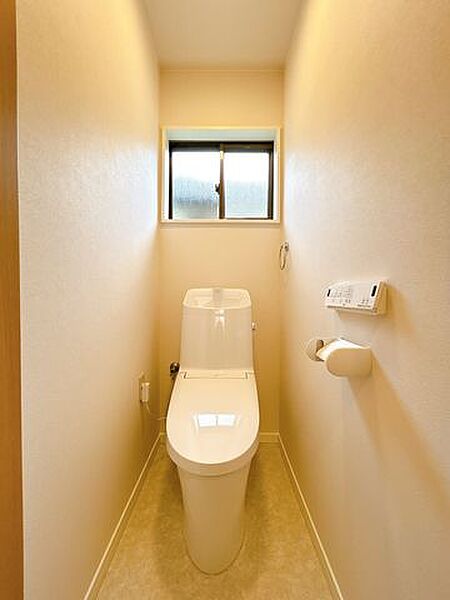 【リフォーム済】2階トイレです。LIXIL製新品交換済みです。2階にトイレがあると便利ですね。