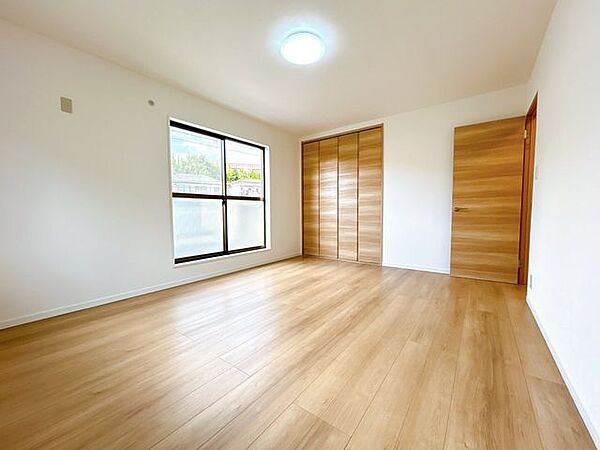 【リフォーム済】「洋室」2階南側洋室約10帖です。クロス張替え、フローリング上張り、網戸貼替え、建具交換を行いました。バルコニーにつながっています。