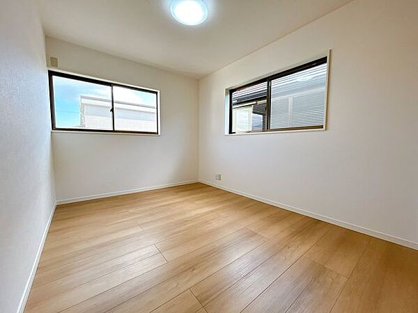 【リフォーム済】「洋室」2階西側洋室約6.5帖の別角度です。2面採光になっています。窓には雨戸がついています。