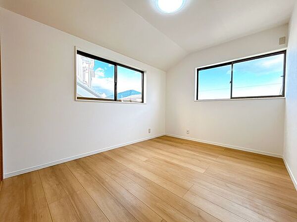 【リフォーム済】「洋室」2階東側洋室約6.5帖です。クロス張替え、フローリング上張り、網戸貼替え、建具交換を行いました。二面採光になっているため陽当たり良好です。