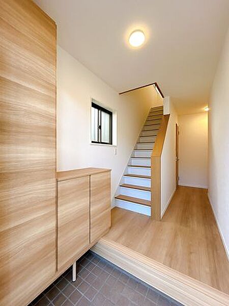 【リフォーム済】玄関内側です。クロス張替え、フローリング上張り、網戸貼替え、建具交換を行いました。シューズボックスは新品です。