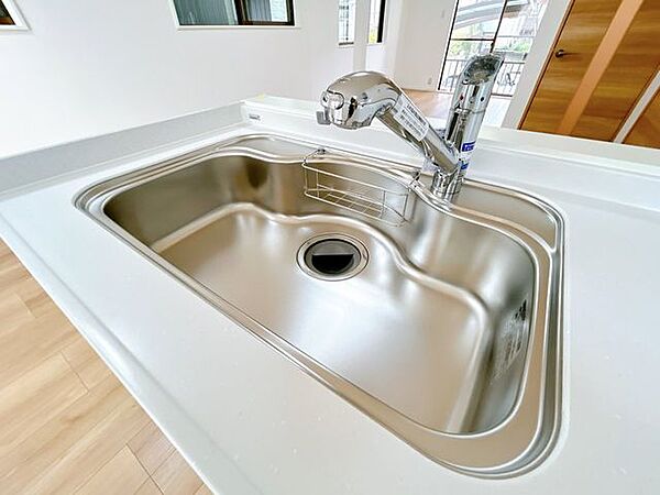 【リフォーム済】シンクです。浄水器機能内蔵、シャワー、ホース付きの水栓です。