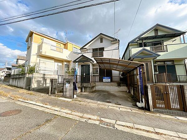【リフォーム済】外観別角度です。外壁塗装を行いました。前面道路の幅員は約7.9mです。