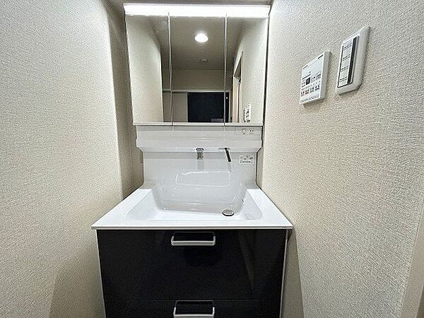 「洗面脱衣室」ハウステックの三面鏡洗面台、新品交換済み