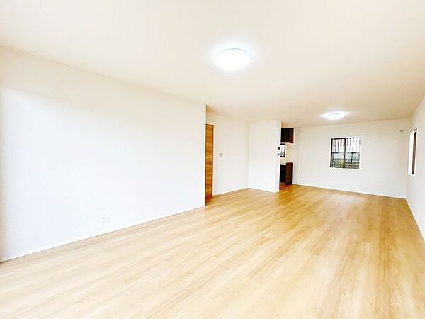 【リフォーム済】リビングの別角度の写真です。