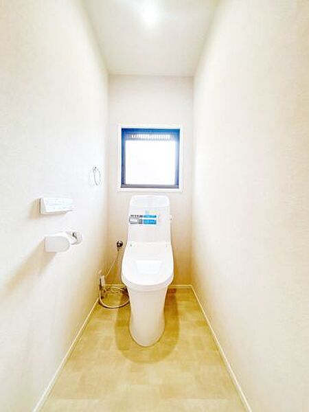 【リフォーム済】2Ｆトイレの写真です。クロス、クッションフロアの張替え等行いました。また、便器の交換、照明器具の新設等行いました。