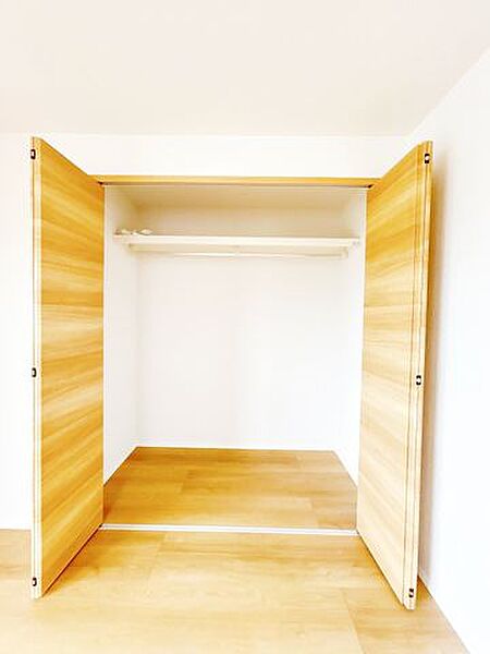 【リフォーム済】2F洋室約6帖の収納の写真です。建具の交換、クロス張り等行いました。