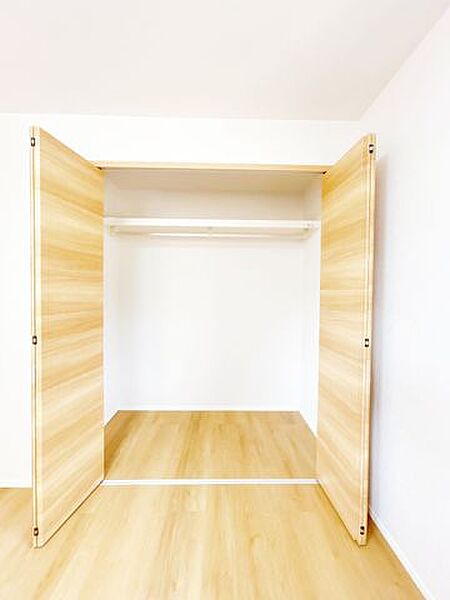 【リフォーム中】2F洋室約10.5帖の収納の写真です。建具の交換、クロス張り等行いました。