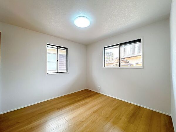 【リフォーム済】2F洋室約4.5帖の別角度の写真です。2面採光で北側のお部屋ですが、明るい印象のお部屋です。