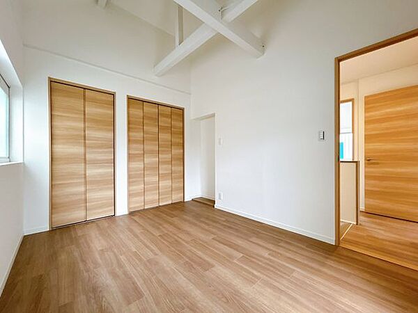 【リフォーム済み】西側洋室約6帖の洋室です。クロス張替え、フロアタイル貼り、網戸貼替え、室内クリーニング、建具交換を行いました。天井が高く開放的ですね。