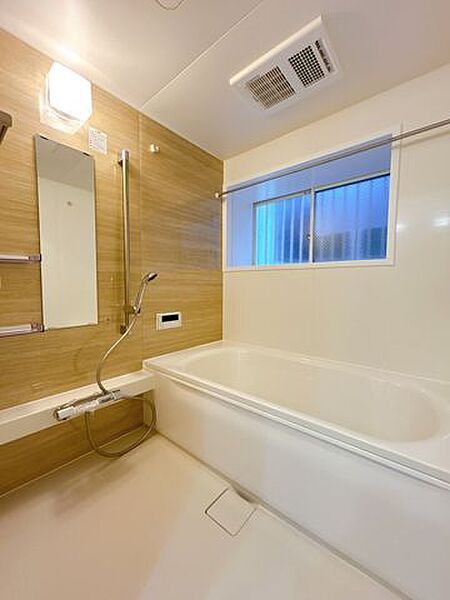 【リフォーム済み】浴室です。ユニットバスは新品に交換しました。1坪サイズのユニットバスで浴槽もゆったりできますね。