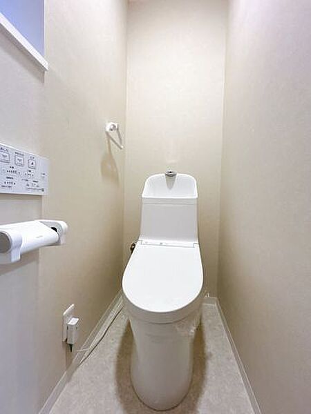 【リフォーム済み】1階トイレです。TOTO製新品に交換しました。窓があるので換気もできますね。