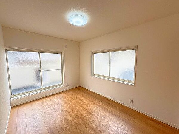 「洋室」2階南西側洋室約6帖、二面採光