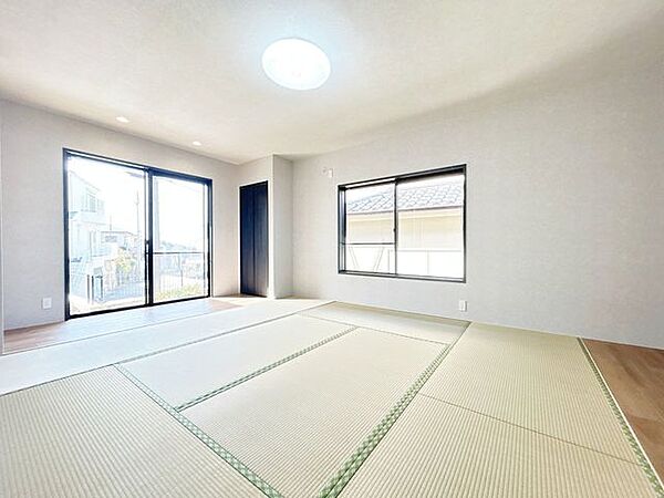 【リフォーム済】和室約10帖です。畳表替え、クロス張替え、クロス交換を行いました。