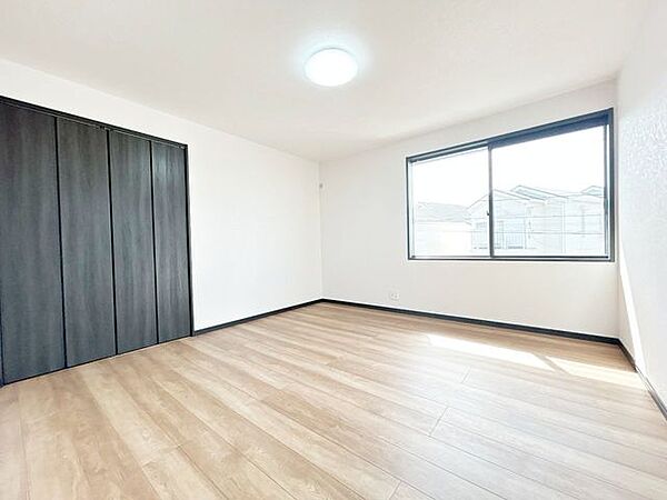 【リフォーム済】2階洋室約7.2帖です。クロス張替え、フローリング上張り、畳表替え、網戸貼替え等を行いました。二面採光なので陽当たり良好です。