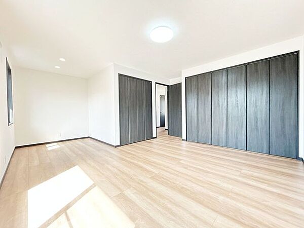 【リフォーム済】2階洋室約10.7帖です。クロス張替え、フローリング上張り、畳表替え、網戸貼替え等を行いました。南西向きバルコニー付きです。