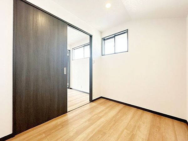 【リフォーム済】2階納戸です。フローリング張替え、クロス張替え、建具交換を行いました。普段使わないようなものの収納や書斎としても使用できますね。