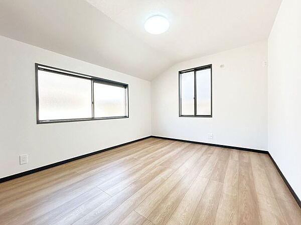 【リフォーム済】2階洋室約6帖の別角度です。クローゼット付きです。二面採光で陽当たり良好です。