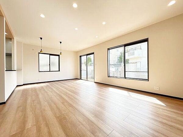 【リフォーム済】リビングの別角度です。照明を設置しておりますので、入居後すぐに生活を始めることができます。