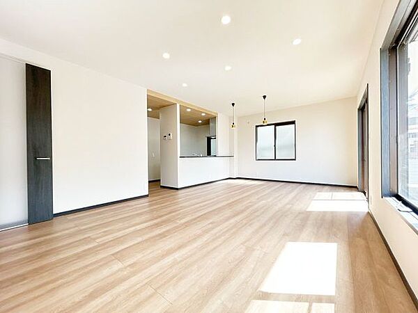 【リフォーム済】リビング別角度です。南西向きの窓があるので明るいですね。雨戸は電動で開閉できます。