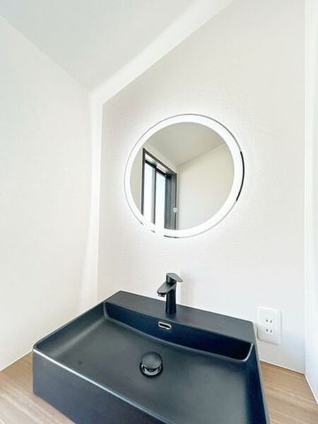 【リフォーム済】2階洗面台です。トイレ前にあります。調光機能付きです。メイクも楽しくなりそうですね。