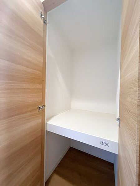 【リフォーム済】2Ｆ廊下収納の写真です。建具の交換等行いました。