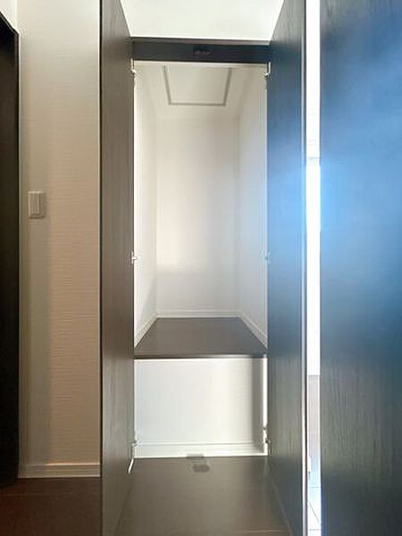 【現況販売】3階北側約5.7帖の洋室の収納の写真です。様々な用途に使えそうですね。