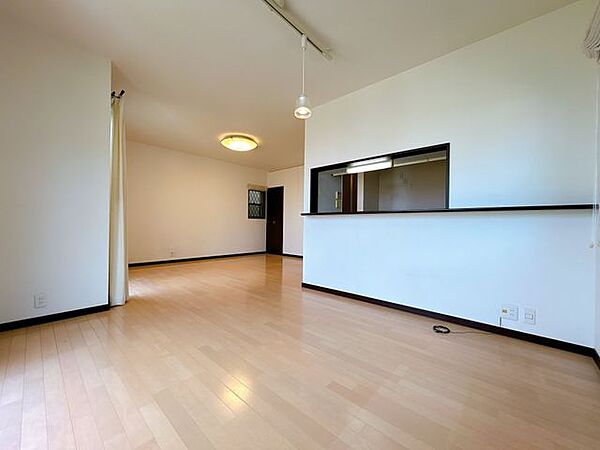 【リフォーム予定】リビングの写真です。約18帖と広々とした空間ですね。壁と天井のクロス張替えを行います。