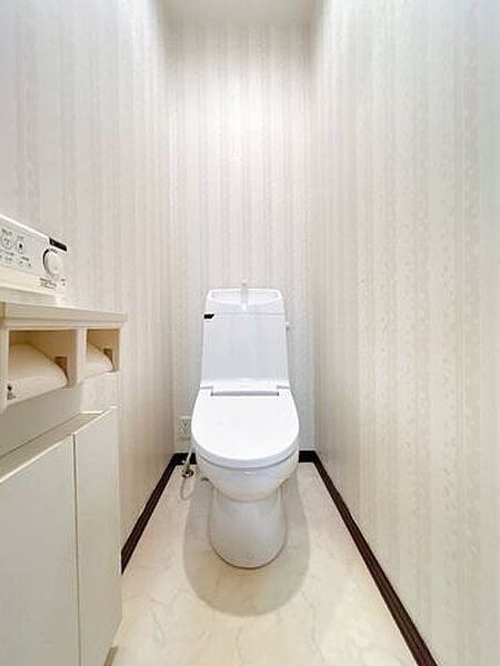 【リフォーム予定】1Fトイレの写真です。クロスの張替え等おこないます。