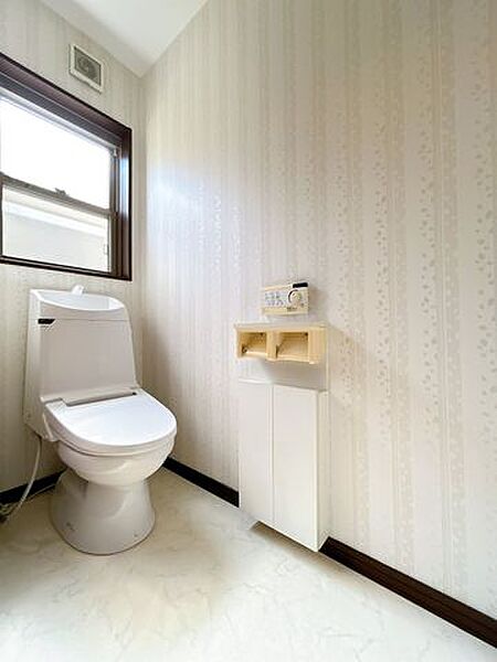 【リフォーム予定】2Fトイレの写真です。クロス張替え等行います。