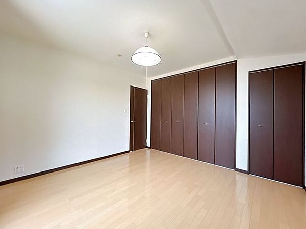 【リフォーム予定】2F洋室約8帖の別角度の写真です。収納が多いお部屋なので主寝室としてお使いになれそうですね。