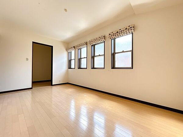 【リフォーム予定】2F洋室約7.5帖の別角度の写真です。北側ですが、窓が多いので明るい印象のお部屋ですね。