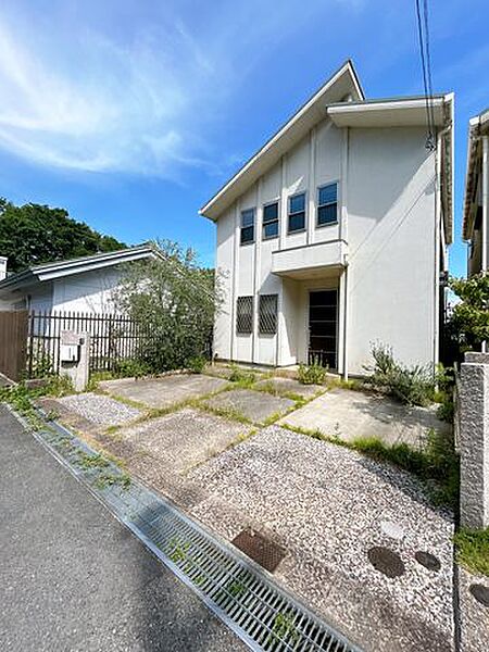 【リフォーム予定】現地外観の別角度の写真です。並列駐車2台できるのはうれしいですね。
