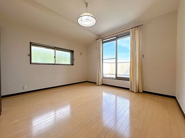 【リフォーム予定】2F洋室約8帖の写真です。バルコニーにつながるお部屋となっております。壁と天井のクロス張替えを行います。
