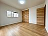 室内：【リフォーム済】2階洋室約5.2帖です。建具交換、クロス張替え、照明交換を行いました。