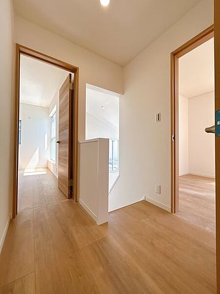 【リフォーム済】2F廊下の写真です。クロス、床張り等行いました。