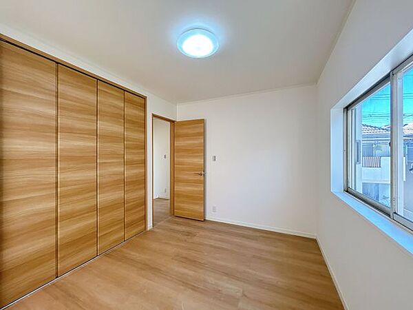【リフォーム済】2F洋室約6帖の別角度の写真です。