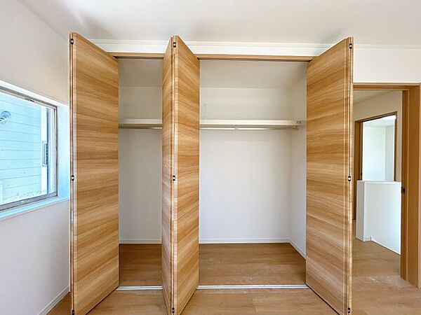 【リフォーム済】洋室約7.5帖の収納の写真です。建具の交換等行いました。
