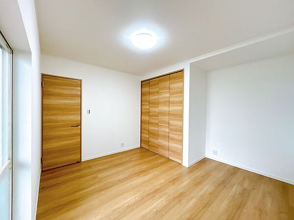 【リフォーム済】1F洋室約7帖の別角度の写真です。